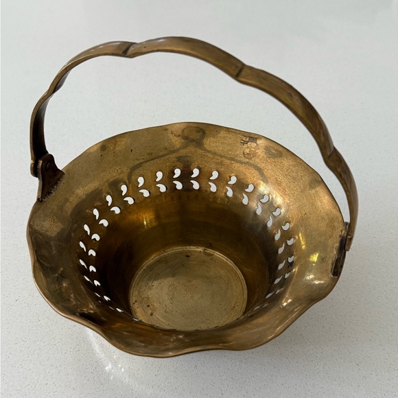 Vintage Small Brass Trinket Basket Folding Handle Scalloped Rim Made in India - Picture 4 of 8